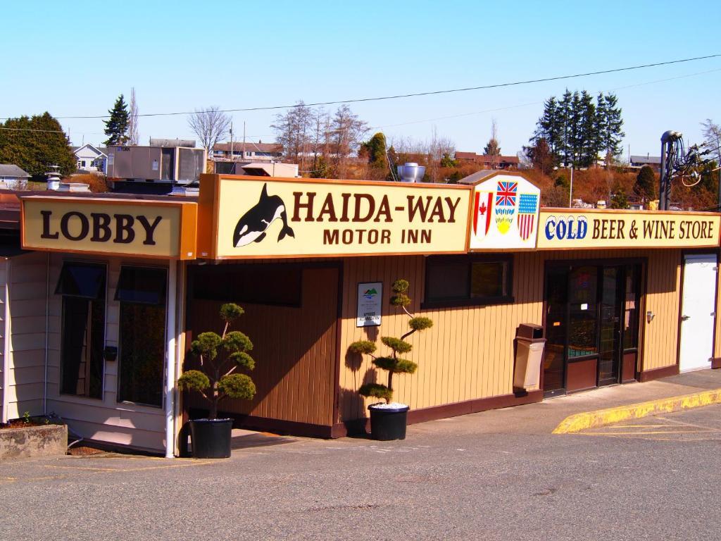 Haida Way Motor Inn Port McNeill Екстериор снимка