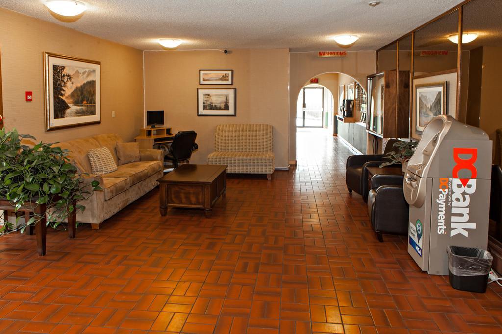 Haida Way Motor Inn Port McNeill Екстериор снимка
