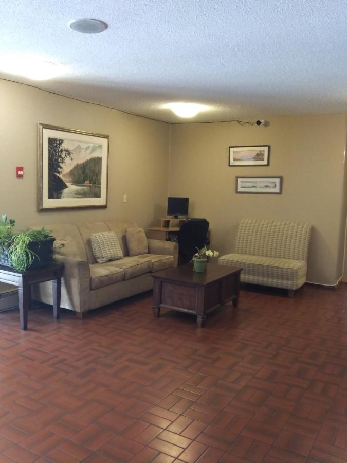 Haida Way Motor Inn Port McNeill Екстериор снимка