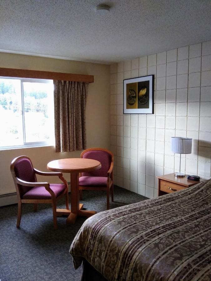 Haida Way Motor Inn Port McNeill Екстериор снимка