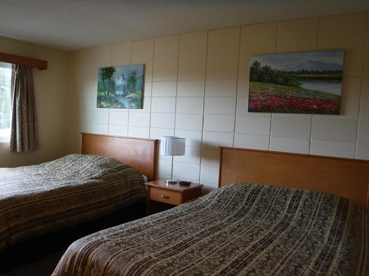 Haida Way Motor Inn Port McNeill Екстериор снимка