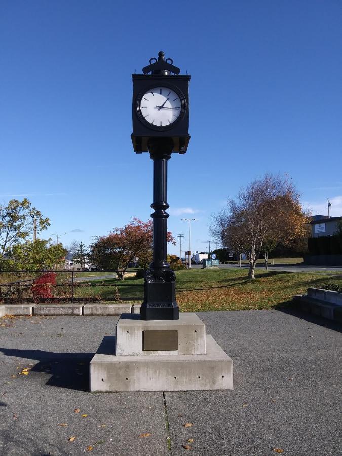 Haida Way Motor Inn Port McNeill Екстериор снимка