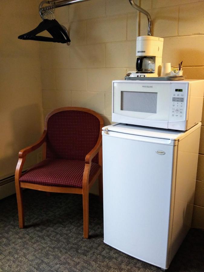 Haida Way Motor Inn Port McNeill Екстериор снимка