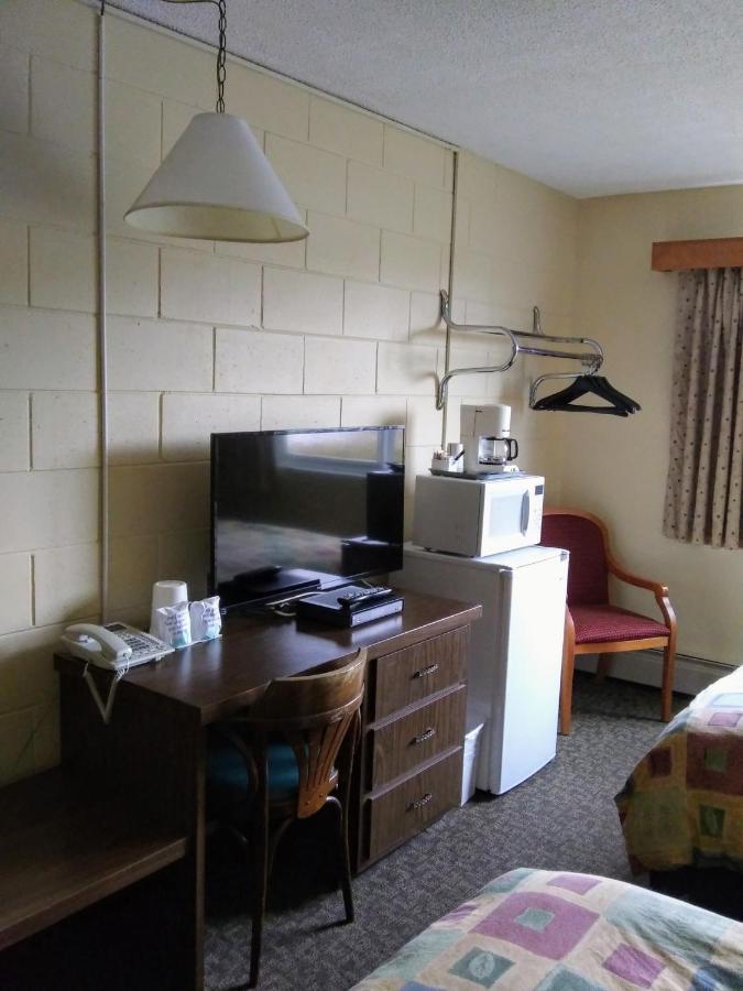 Haida Way Motor Inn Port McNeill Екстериор снимка