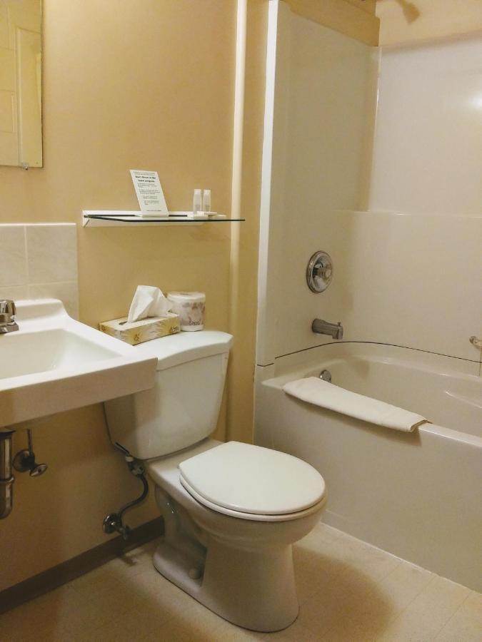 Haida Way Motor Inn Port McNeill Екстериор снимка